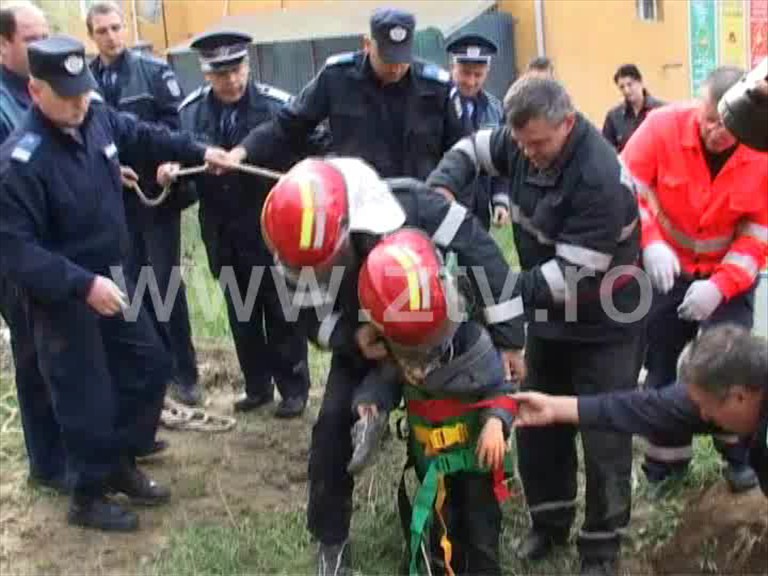 Copil cazut in groapa