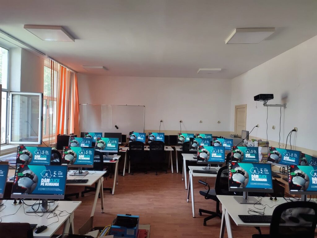 Dăm Click pe România a dat startul înscrierilor prin care școlile, liceele, grădinițele și asociațiile pot primi calculatoare