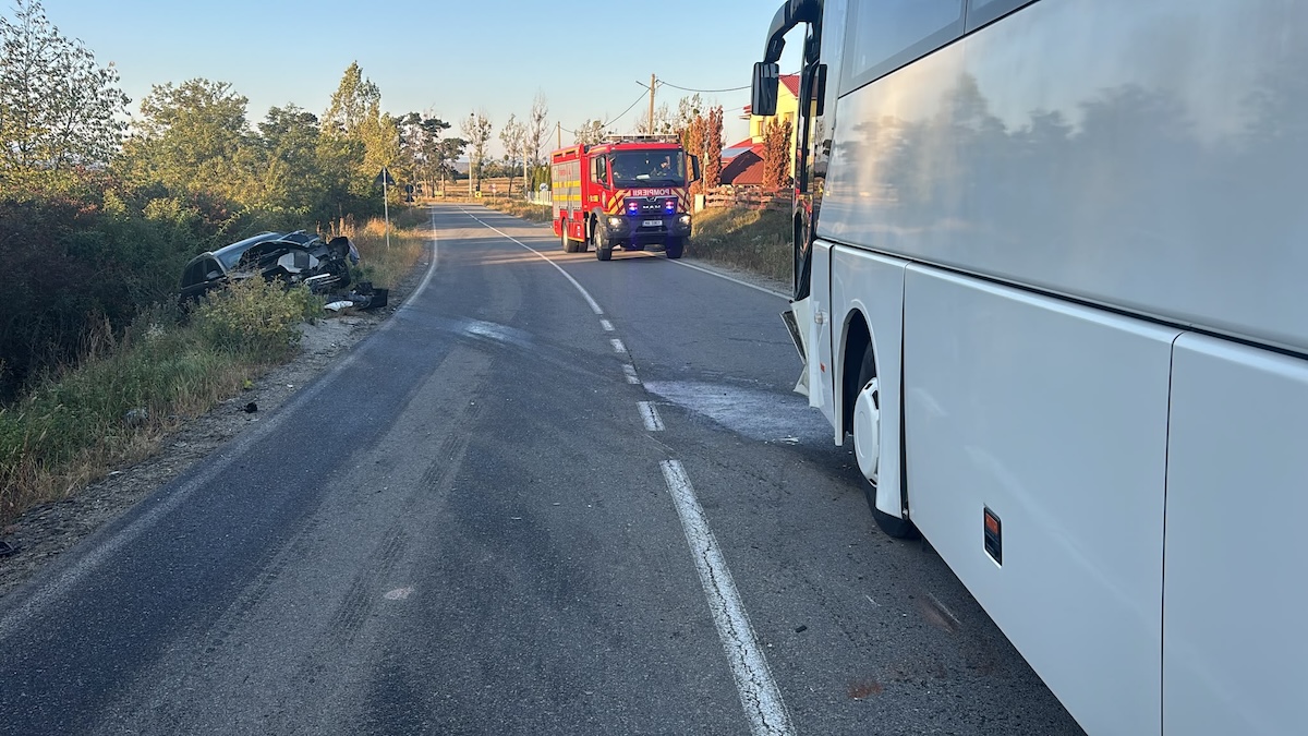 ACCIDENT. A INTRAT CU MAŞINA ÎNTR-UN AUTOBUZ